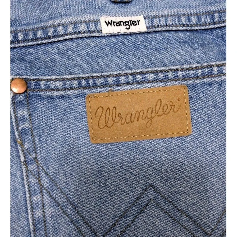 Wrangler Earthwash High Rise Straight Leg 27x28 Jeans Light Blue Distressed